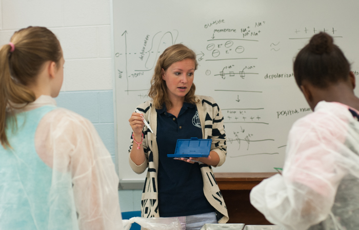 Neuroscience instructor Kat explains how to use dissection tools safely.